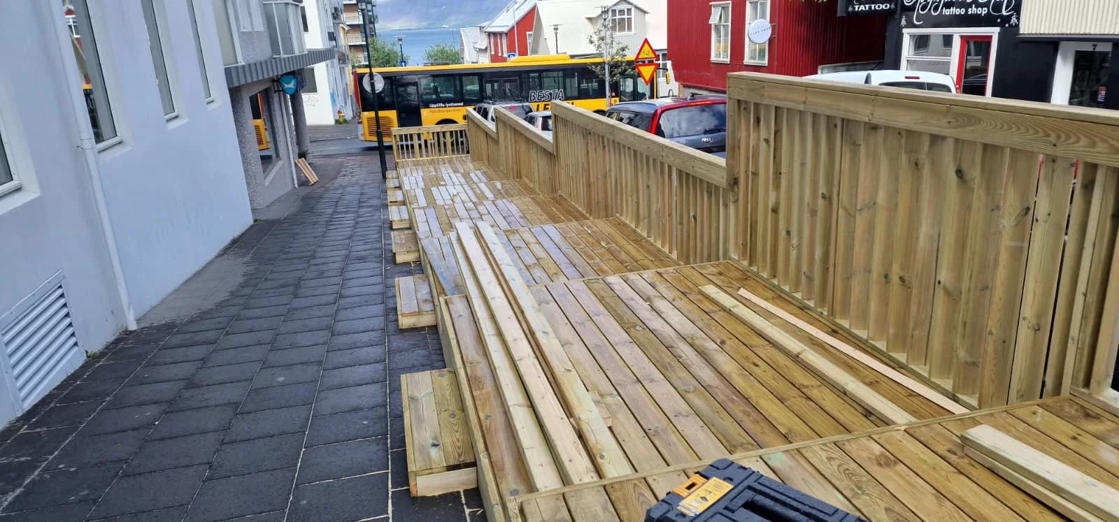Timburhandrið og þrep á palli meðfram götu