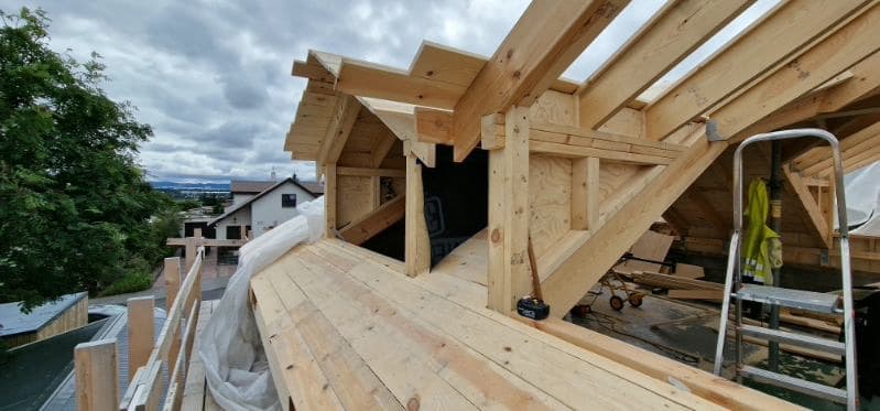 Nýr kvistur og endurbyggt þakvirki í smíðum